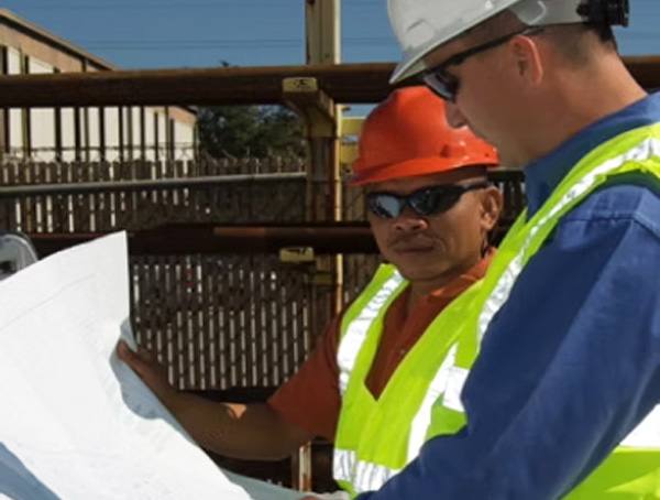 Inspectores revisando planos en obra