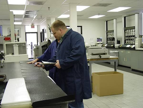 Técnico revisando muestra de geomembrana texturada